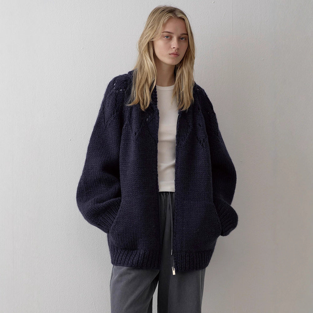 Kvinnors chunky stickad cardigan med tidlös design och moderna detaljer Mirla-Eva Jonsson
