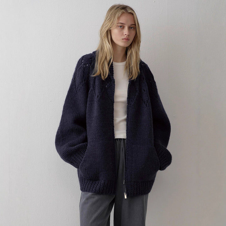 Kvinnors chunky stickad cardigan med tidlös design och moderna detaljer Mirla-Eva Jonsson