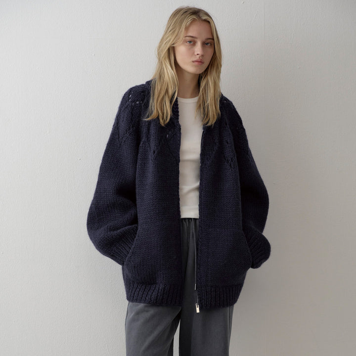 Kvinnors chunky stickad cardigan med tidlös design och moderna detaljer Mirla-Eva Jonsson