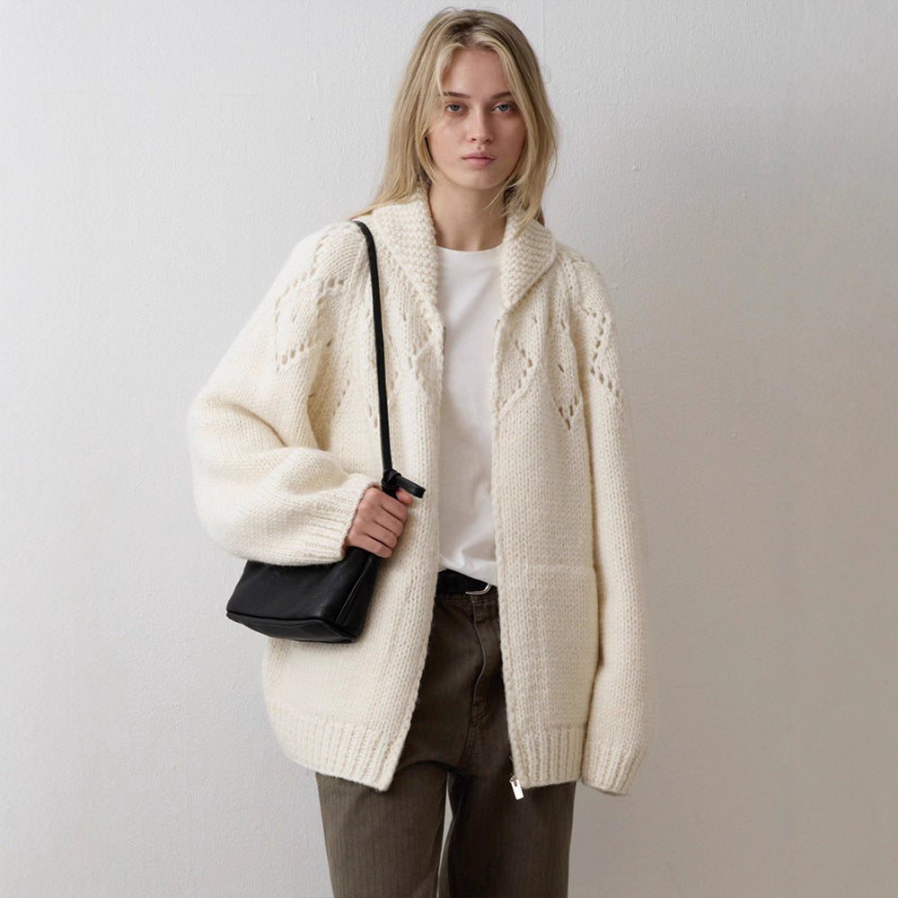 Kvinnors chunky stickad cardigan med tidlös design och moderna detaljer Mirla-Eva Jonsson