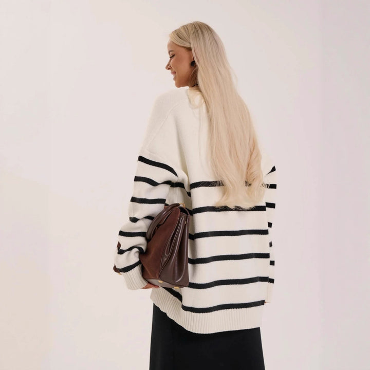 Kvinnors chunky stickad cardigan med vertikala ränder och elegant knappslå Mirla-Eva Jonsson