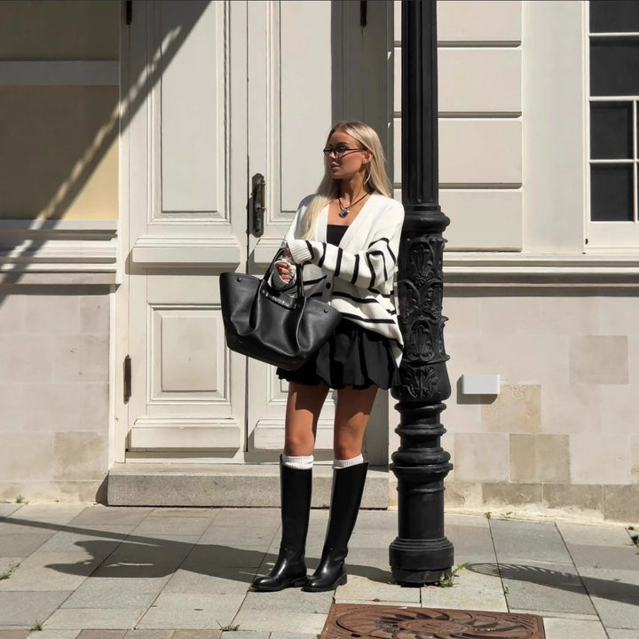 Kvinnors chunky stickad cardigan med vertikala ränder och elegant knappslå Mirla-Eva Jonsson