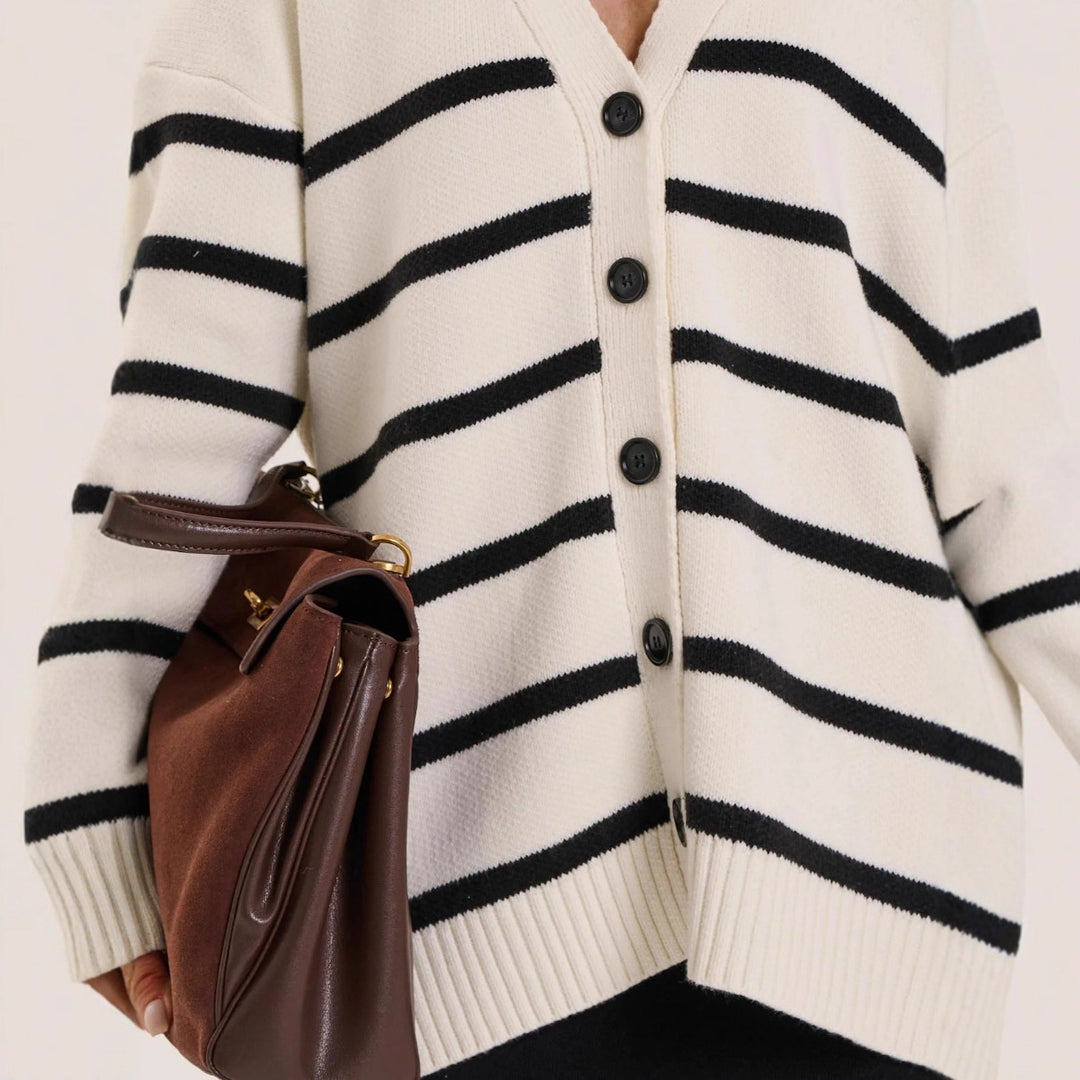 Kvinnors chunky stickad cardigan med vertikala ränder och elegant knappslå Mirla-Eva Jonsson