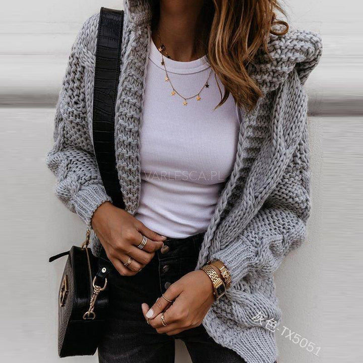 Kvinnors chunky stickad cardigan med voluminösa ärmar och modern design Mirla-Eva Jonsson