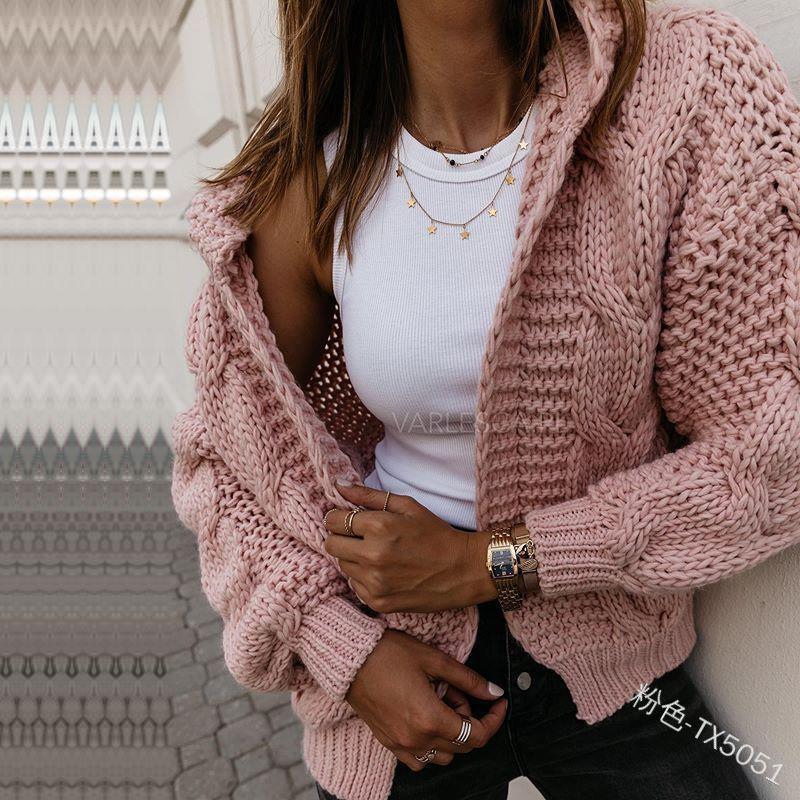 Kvinnors chunky stickad cardigan med voluminösa ärmar och modern design Mirla-Eva Jonsson
