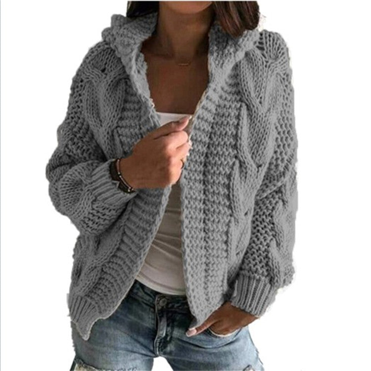Kvinnors chunky stickad kappa med huva och texturerad design Mirla-Eva Jonsson