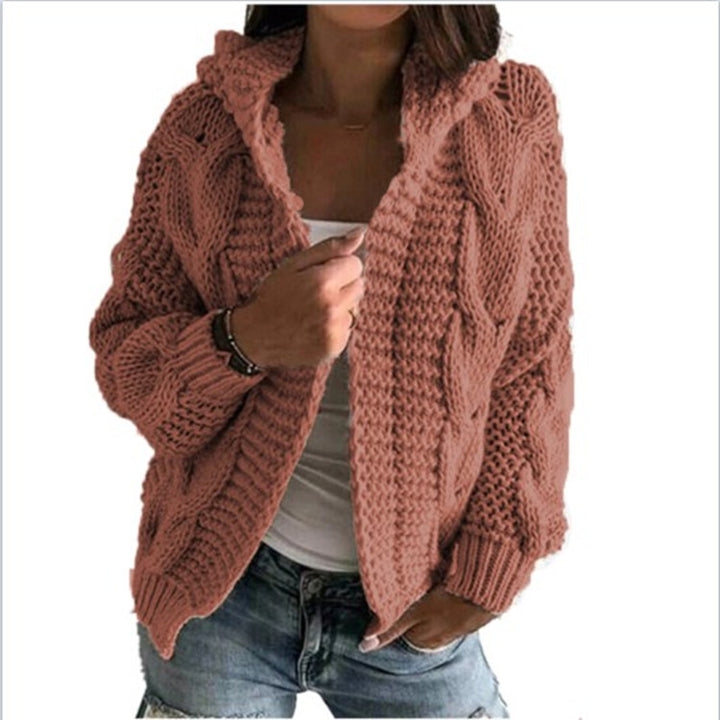 Kvinnors chunky stickad kappa med huva och texturerad design Mirla-Eva Jonsson