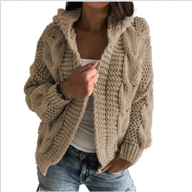 Kvinnors chunky stickad kappa med huva och texturerad design Mirla-Eva Jonsson