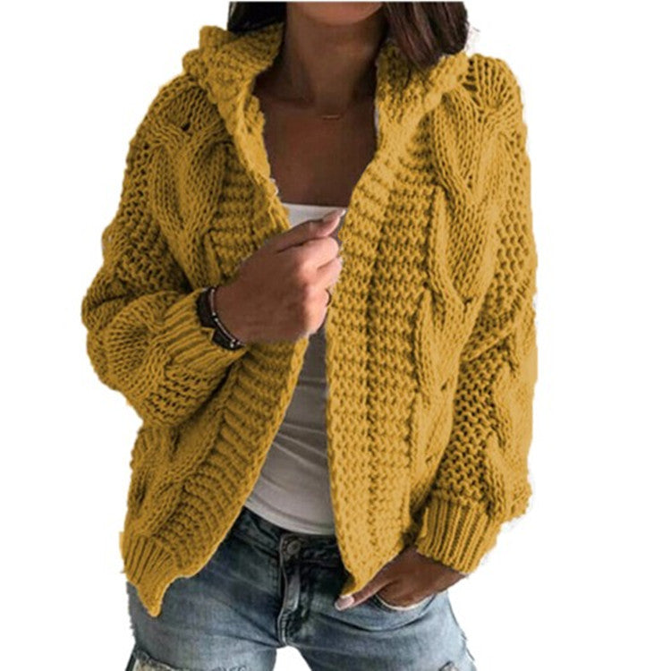 Kvinnors chunky stickad kappa med huva och texturerad design Mirla-Eva Jonsson