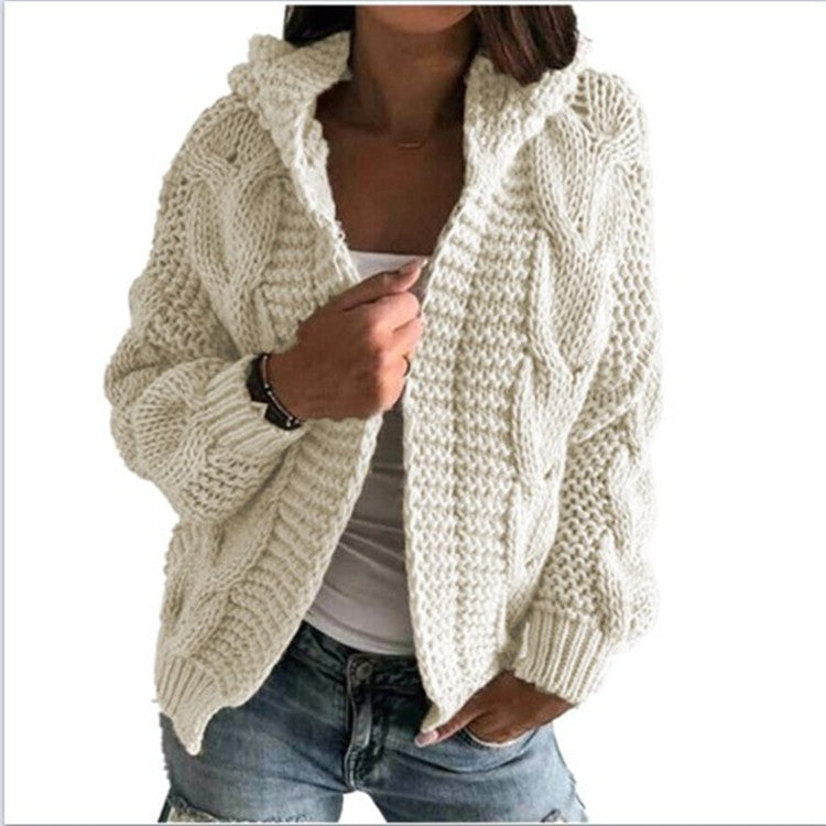 Kvinnors chunky stickad kappa med huva och texturerad design Mirla-Eva Jonsson