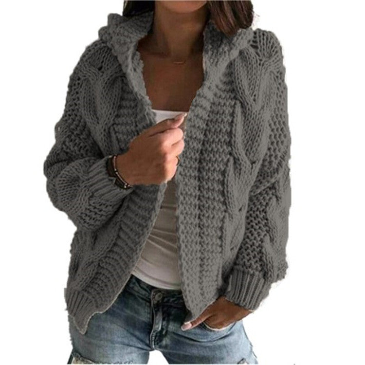 Kvinnors chunky stickad kappa med huva och texturerad design Mirla-Eva Jonsson