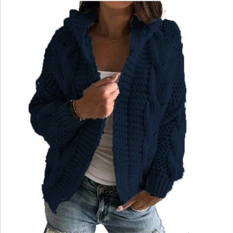 Kvinnors chunky stickad kappa med huva och texturerad design Mirla-Eva Jonsson