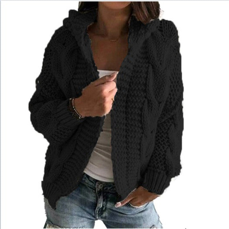 Kvinnors chunky stickad kappa med huva och texturerad design Mirla-Eva Jonsson