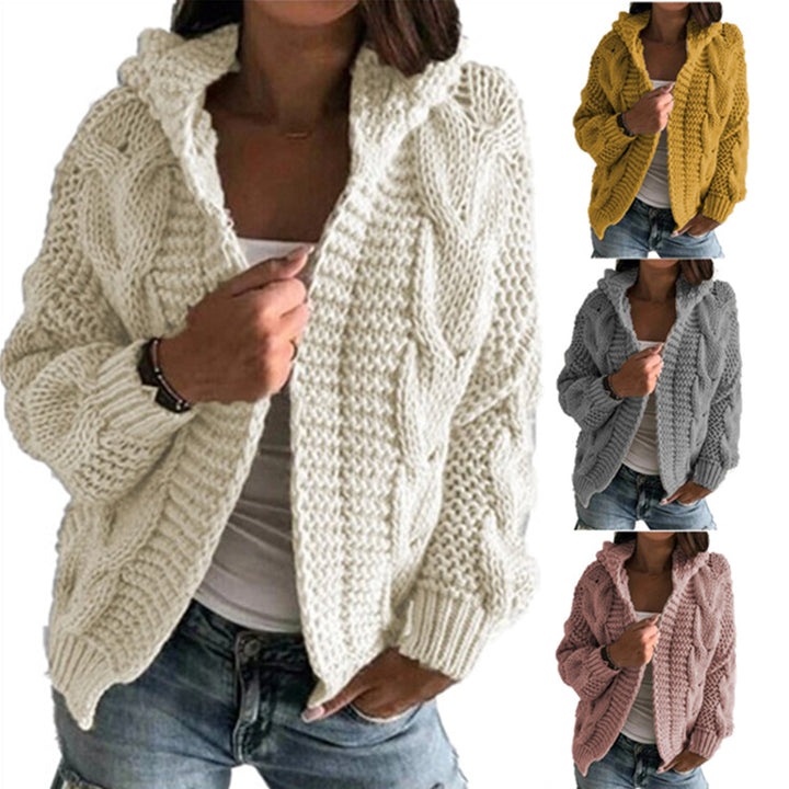 Kvinnors chunky stickad kappa med huva och texturerad design Mirla-Eva Jonsson