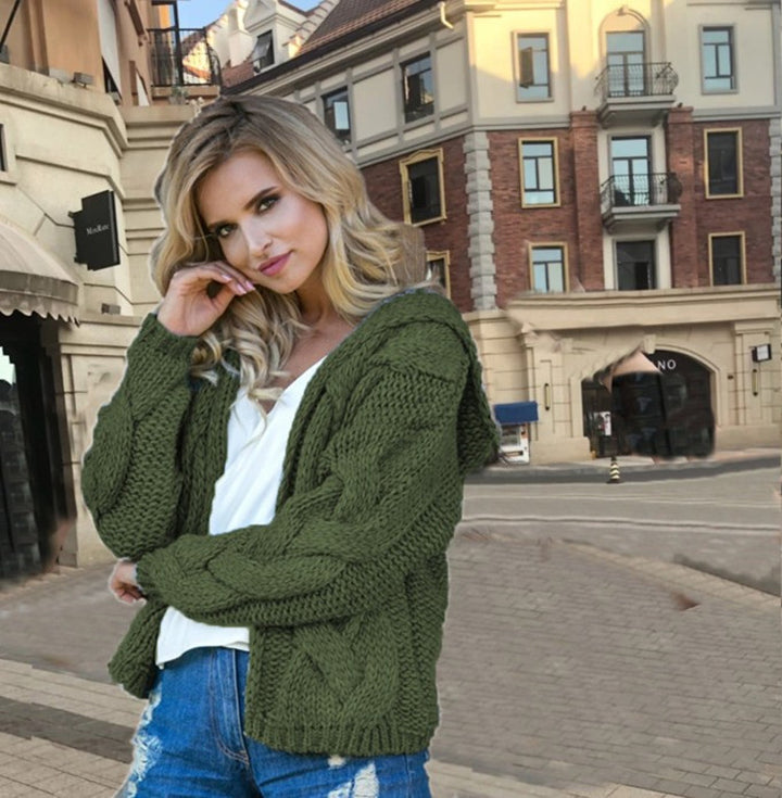 Kvinnors chunky stickad kardigan med huva och asymmetrisk design Mirla-Eva Jonsson