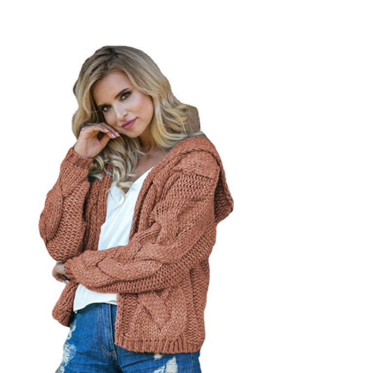 Kvinnors chunky stickad kardigan med huva och asymmetrisk design Mirla-Eva Jonsson