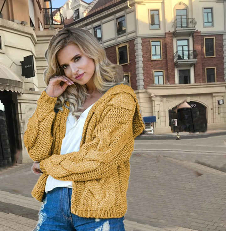 Kvinnors chunky stickad kardigan med huva och asymmetrisk design Mirla-Eva Jonsson
