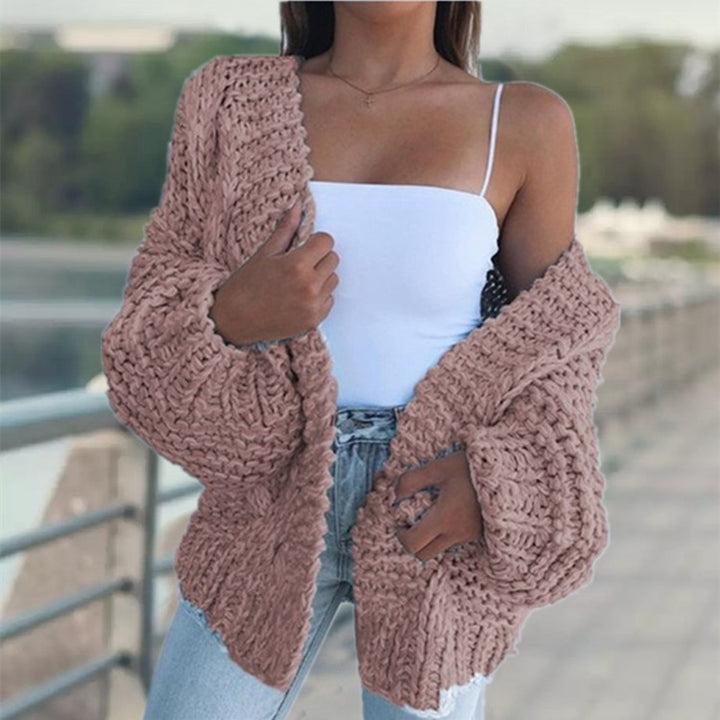 Kvinnors chunky stickad kofta med oversized passform och avslappnad design Mirla-Eva Jonsson