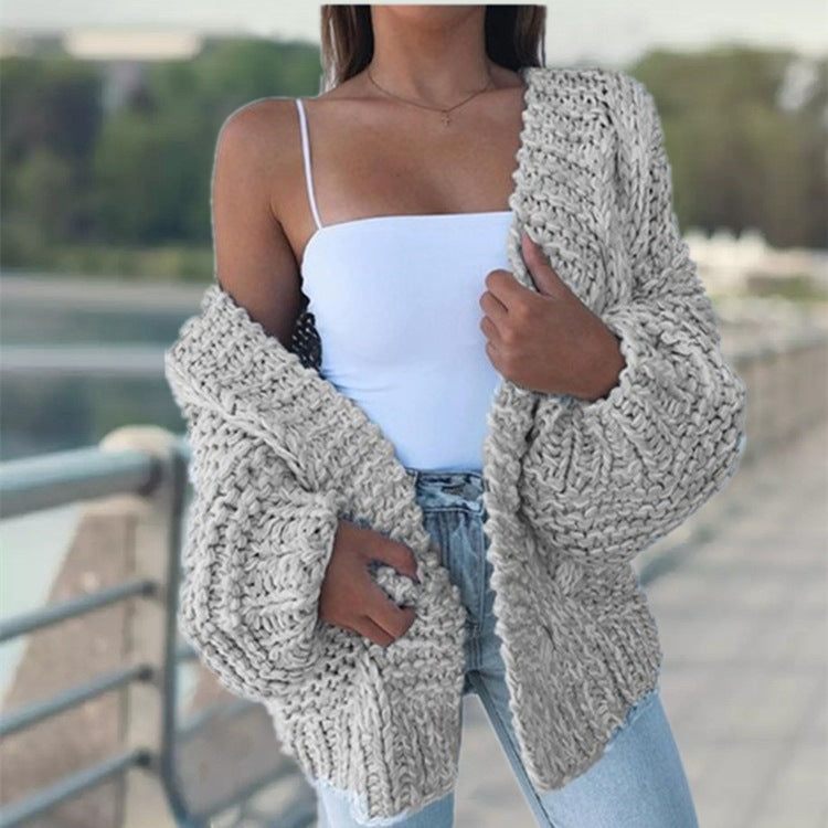 Kvinnors chunky stickad kofta med oversized passform och avslappnad design Mirla-Eva Jonsson