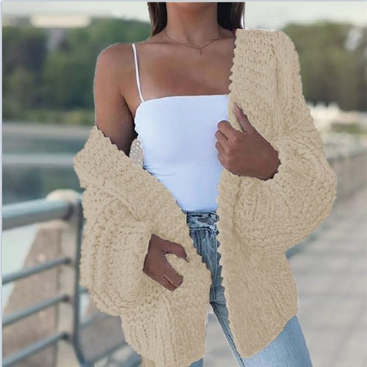 Kvinnors chunky stickad kofta med oversized passform och avslappnad design Mirla-Eva Jonsson