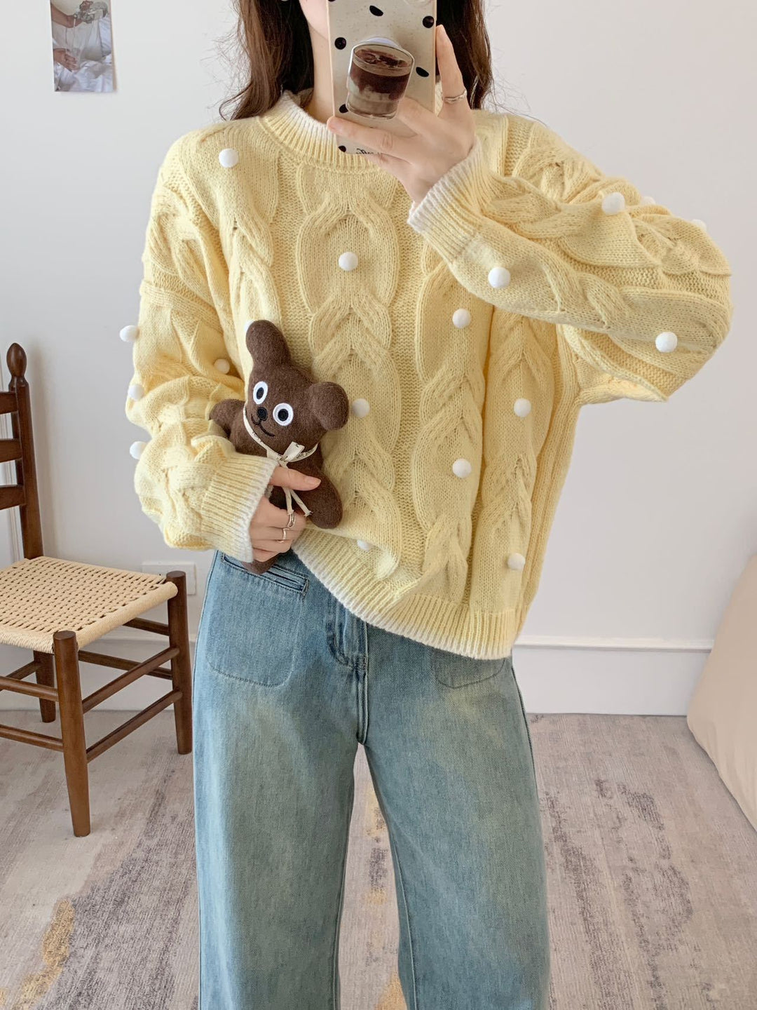 Kvinnors chunky stickad oversized tröja med avslappnad kabelmönster och lekfulla applikationer Mirla-Eva Jonsson
