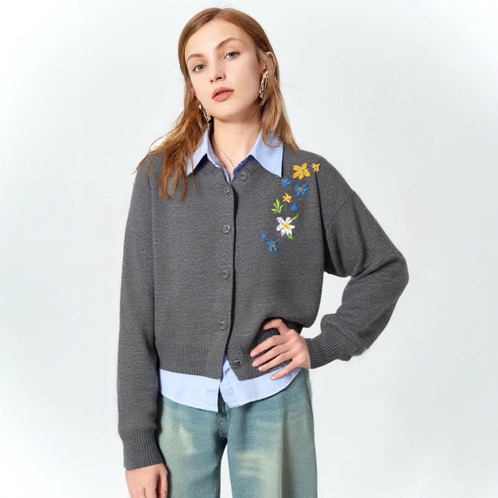 Kvinnors chunky stickad tröja med blommig detaljer bak och lös passform Mirla-Eva Jonsson