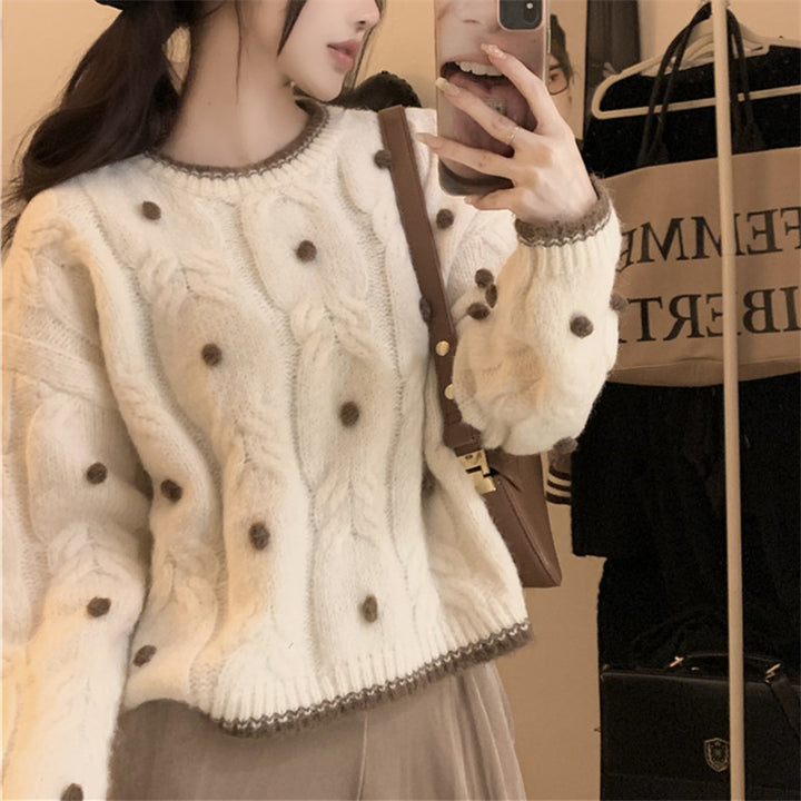 Kvinnors chunky stickad tröja med dekorativa pärldetaljer Mirla-Eva Jonsson
