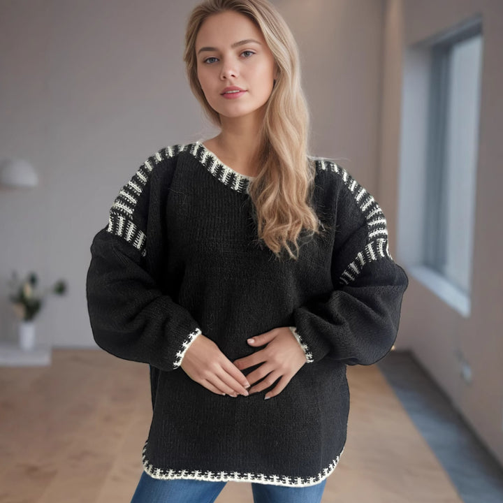 Kvinnors chunky stickad tröja med en avslappnad passform och randiga ärmar Mirla-Eva Jonsson