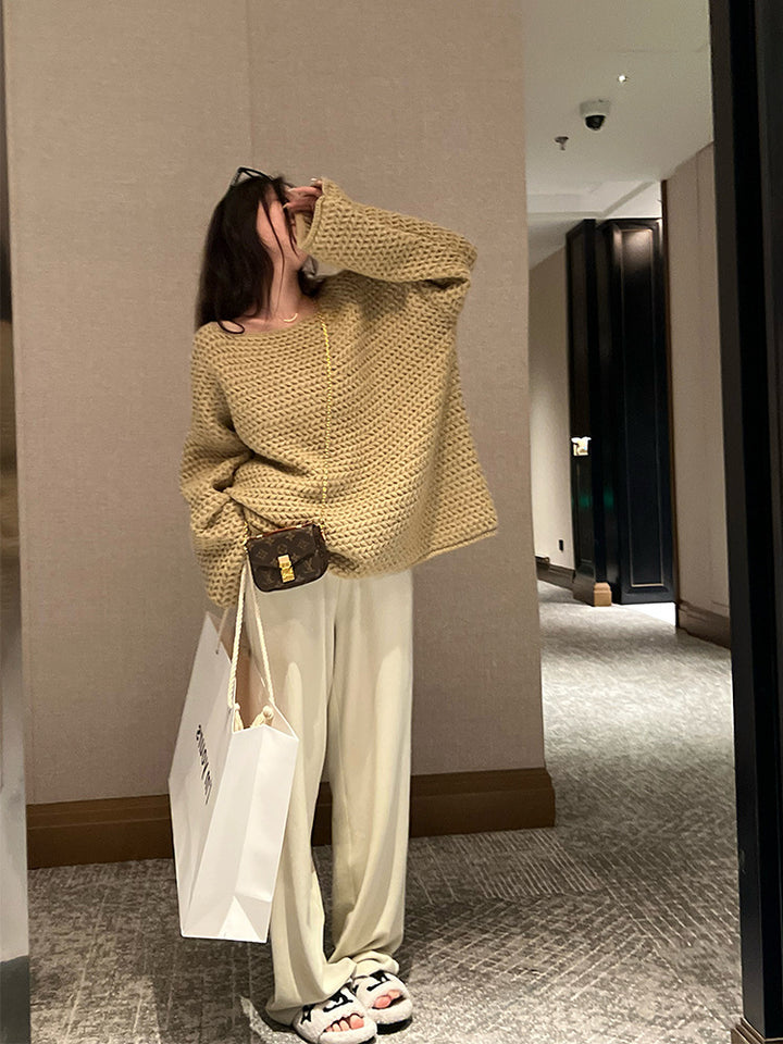 Kvinnors chunky stickad tröja med en lös passform och avslappnad stil Mirla-Eva Jonsson