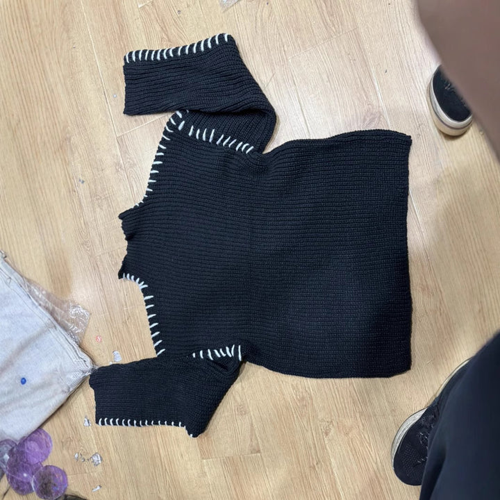 Kvinnors chunky stickad tröja med hög krage och eleganta ärmdetaljer Mirla-Eva Jonsson