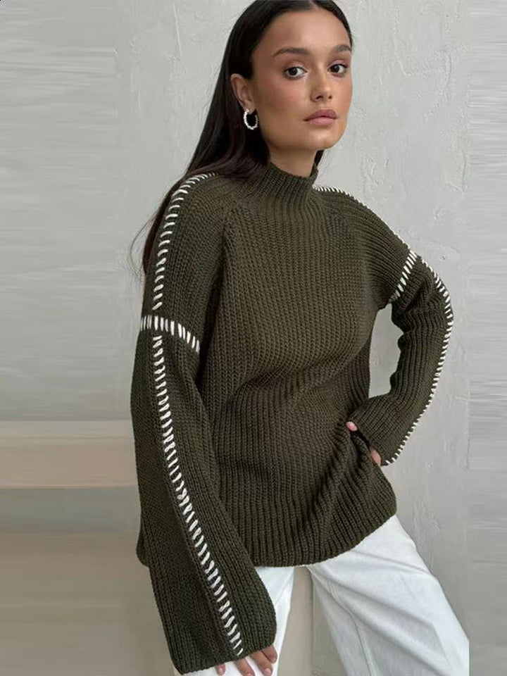 Kvinnors chunky stickad tröja med hög krage och eleganta ärmdetaljer Mirla-Eva Jonsson