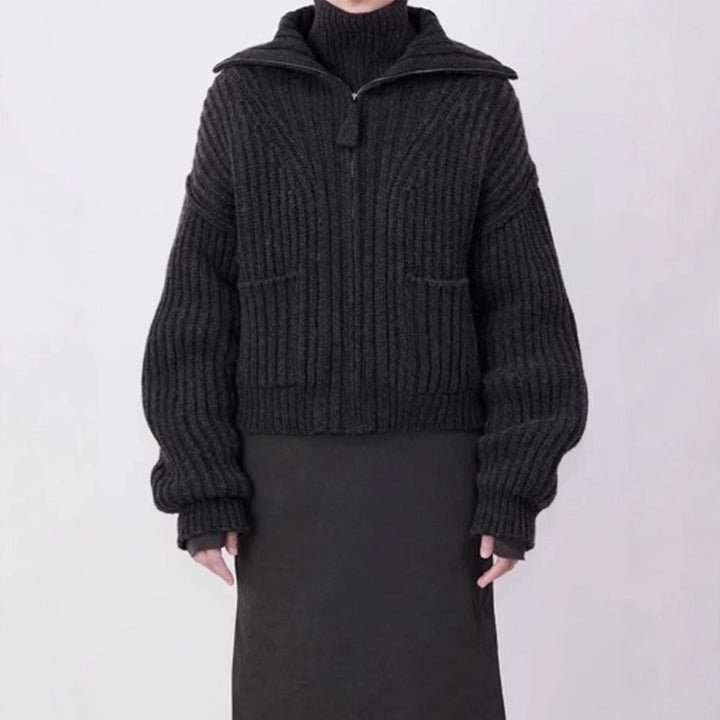 Kvinnors chunky stickad tröja med hög krage och praktiska fickor Mirla-Eva Jonsson