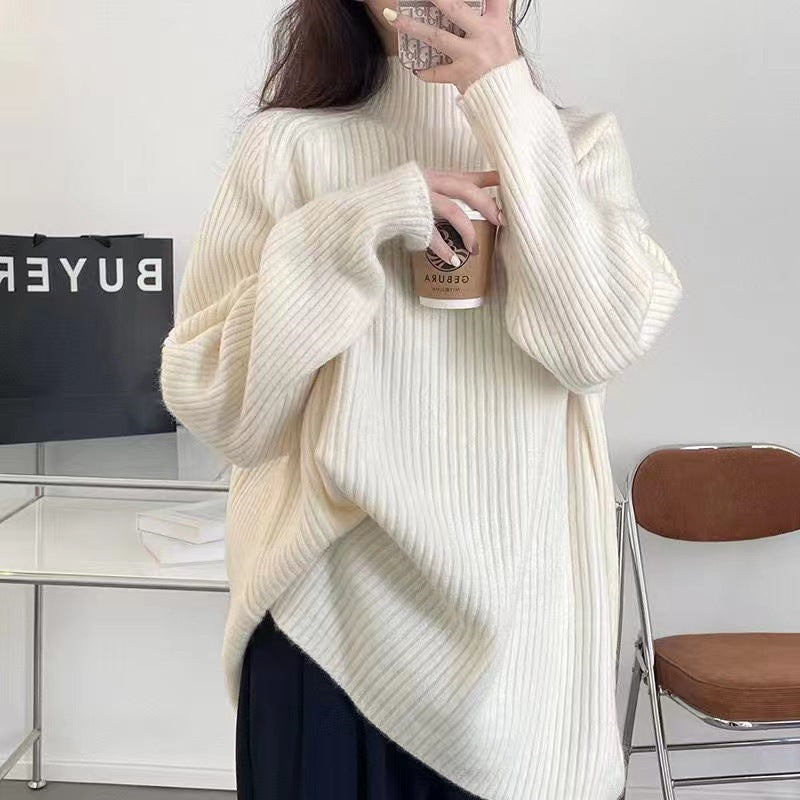 Kvinnors chunky stickad tröja med hög krage och texturiserad ribbdesign Mirla-Eva Jonsson