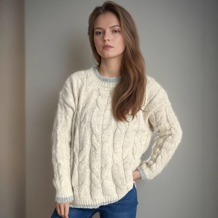 Kvinnors chunky stickad tröja med kabeldesign och generös drapering Mirla-Eva Jonsson