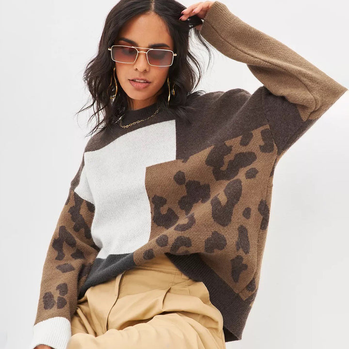 Kvinnors chunky stickad tröja med modern leoparddesign och färgade blockelement Mirla-Eva Jonsson