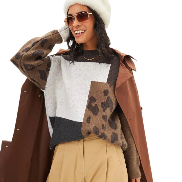 Kvinnors chunky stickad tröja med modern leoparddesign och färgade blockelement Mirla-Eva Jonsson