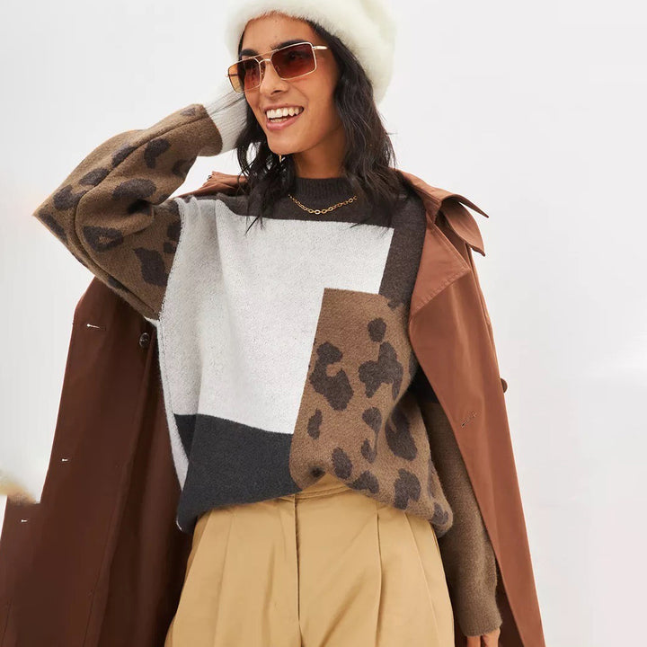 Kvinnors chunky stickad tröja med modern leoparddesign och färgade blockelement Mirla-Eva Jonsson
