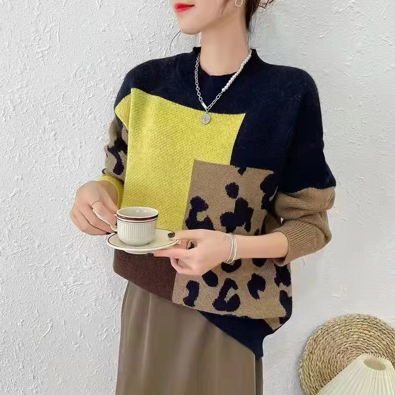 Kvinnors chunky stickad tröja med modern leoparddesign och färgade blockelement Mirla-Eva Jonsson