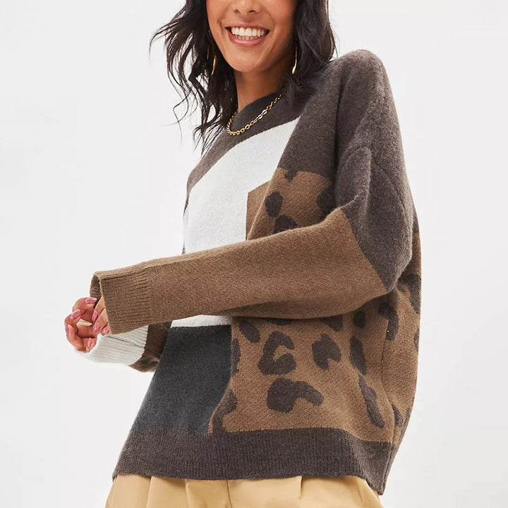Kvinnors chunky stickad tröja med modern leoparddesign och färgade blockelement Mirla-Eva Jonsson
