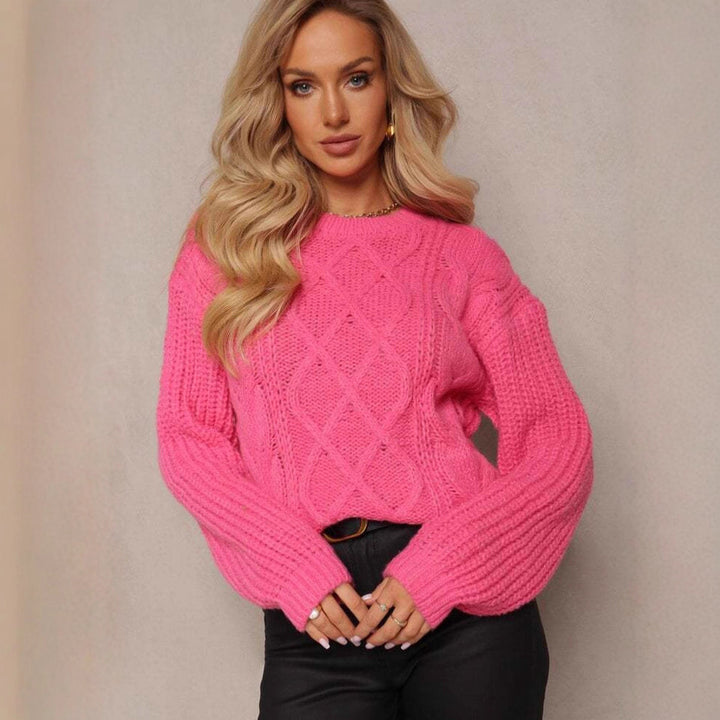 Kvinnors chunky stickad tröja med romantisk kabeldesign och vida ärmar Mirla-Eva Jonsson
