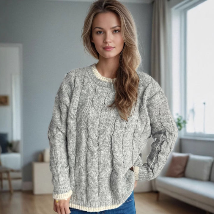 Kvinnors chunky stickad tröja med textur och avslappnad design Mirla-Eva Jonsson