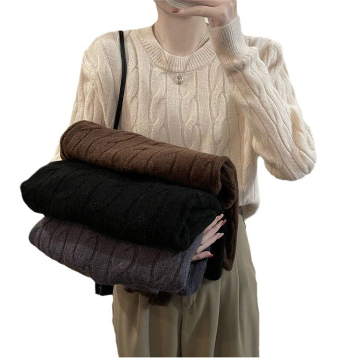 Kvinnors chunky stickad tröja med texturerad kabelmönster och avslappnad passform Mirla-Eva Jonsson