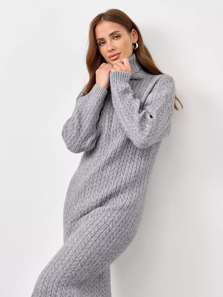 Kvinnors chunky stickad turtleneck tröja med modern kabelmönster och avslappnad passform Mirla-Eva Jonsson