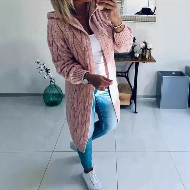 Kvinnors chunky virkad cardigan med nostalgisk kabeldesign och praktiska fickor Mirla-Eva Jonsson