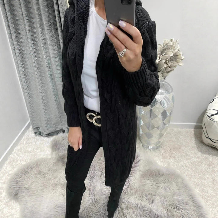 Kvinnors chunky virkad cardigan med nostalgisk kabeldesign och praktiska fickor Mirla-Eva Jonsson