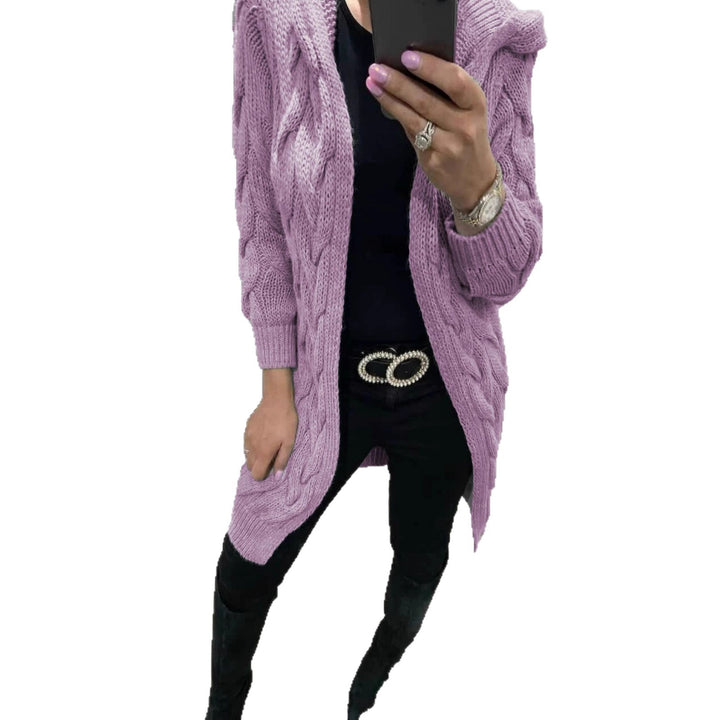 Kvinnors chunky virkad cardigan med nostalgisk kabeldesign och praktiska fickor Mirla-Eva Jonsson