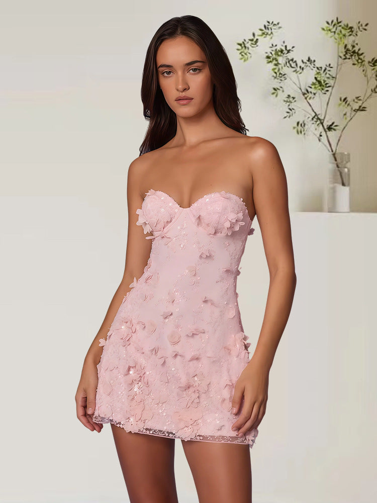Kvinnors cocktailklänning med off-shoulder design och blommiga 3D-applikationer Mirla-Eva Jonsson