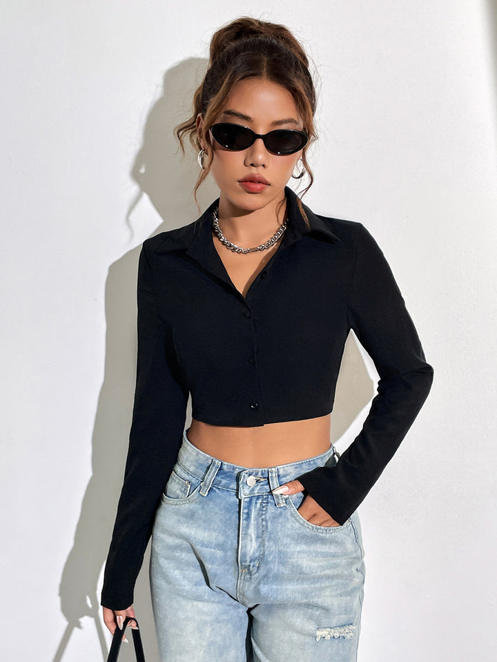 Kvinnors coola kort topp med modern krage och slim fit Mirla-Eva Jonsson