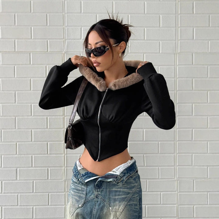 Kvinnors crop hoodie med lyxig pälsdetalj Mirla-Eva Jonsson