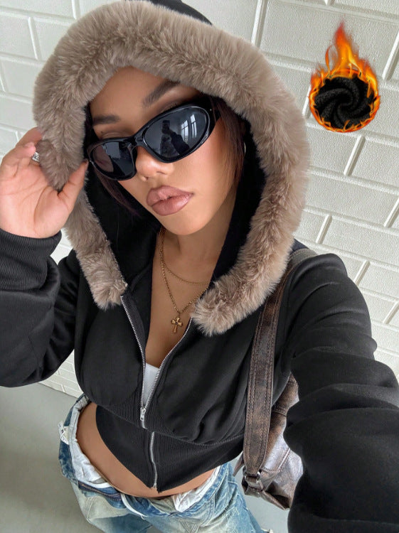 Kvinnors crop hoodie med lyxig pälsdetalj Mirla-Eva Jonsson